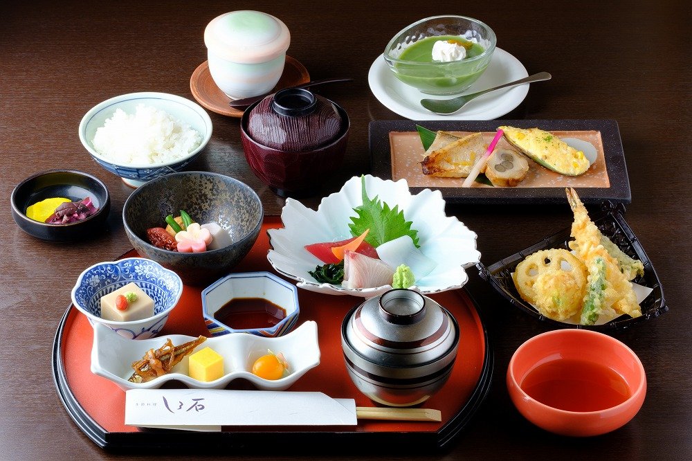 前菜と吸い物を含む懐石料理の一膳を上から撮った写真