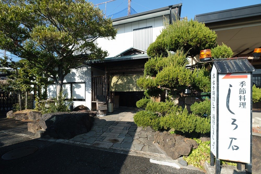 広い駐車場と外観を含む店舗全景の写真
