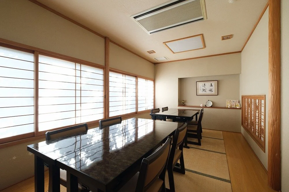 暖簾の先に見える廊下と店内の明かり