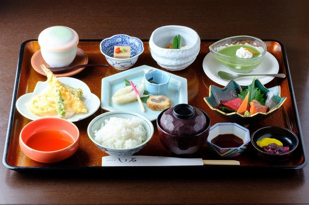 懐石料理の膳が並ぶ縦長の写真